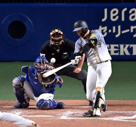 　８回、大山は勝ち越し適時打を放つ（撮影・山口登）