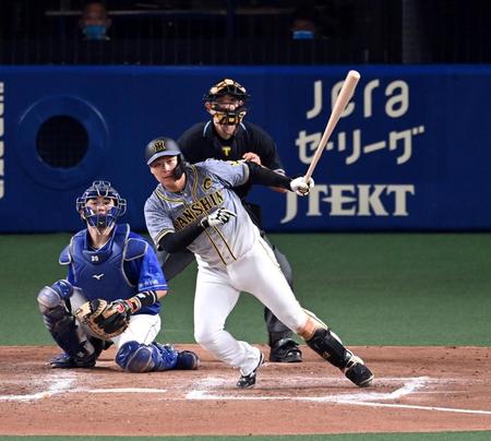 ８回、大山は勝ち越し適時打を放つ（捕手・木下拓）＝撮影・山口登