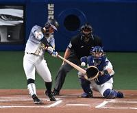 　６回、糸原は左中間に２塁打を放つ（撮影・山口登）