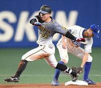 　６回、二塁打を放つ糸原（撮影・田中太一）