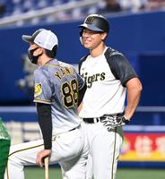 笑顔で矢野監督と話す佐藤輝（撮影・飯室逸平）