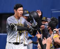 ４回、最初はホームランの判定で、ナインから祝福を受ける佐藤輝。その後リクエストでファウルとなる（撮影・飯室逸平）