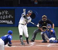 ４回、佐藤輝は右翼ポール際に２ランかと思われたが、リクエストでファウルとなる（撮影・山口登）