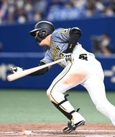 ８回、勝ち越しの２点タイムリーを放つ大山（撮影・飯室逸平）