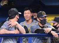 ４回、２ランと思い、ベンチで笑顔を見せる佐藤輝（撮影・田中太一）