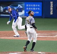 ９回、スアレスは福留に同点適時二塁打を許す（撮影・山口登）