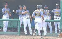 　９回、栄枝の適時打と広島のエラーで同点に追いつき、生還した小野寺、板山を出迎える平田２軍監督ら（撮影・高部洋祐）