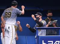 　９回、辛うじて引き分けに持ち込み、疲れた表情でガッツポーズをする矢野監督（撮影・田中太一）