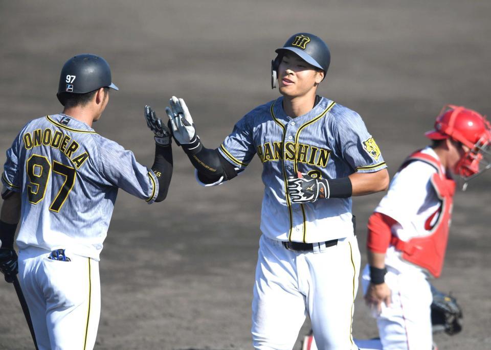 　９回、ドヤ顔で生還した佐藤輝（撮影・北村雅宏）