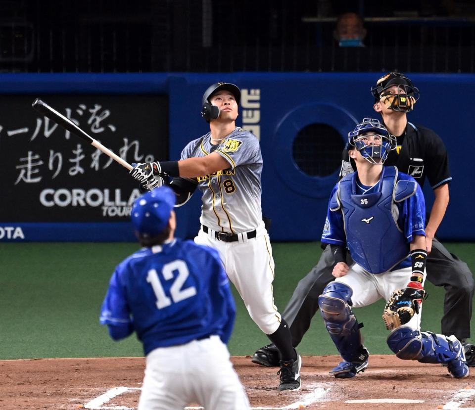 　７回、佐藤輝は左飛に倒れる（撮影・山口登）