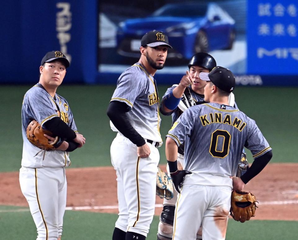９回、サヨナラのピンチを迎えスアレス（中央）ら阪神ナインはマウンドに集まる（撮影・山口登）