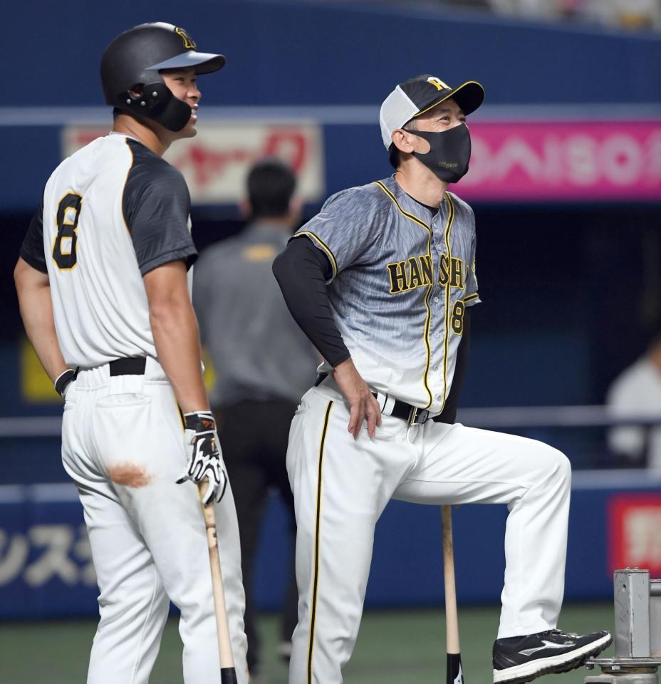 佐藤輝と話をする矢野監督（撮影・田中太一）