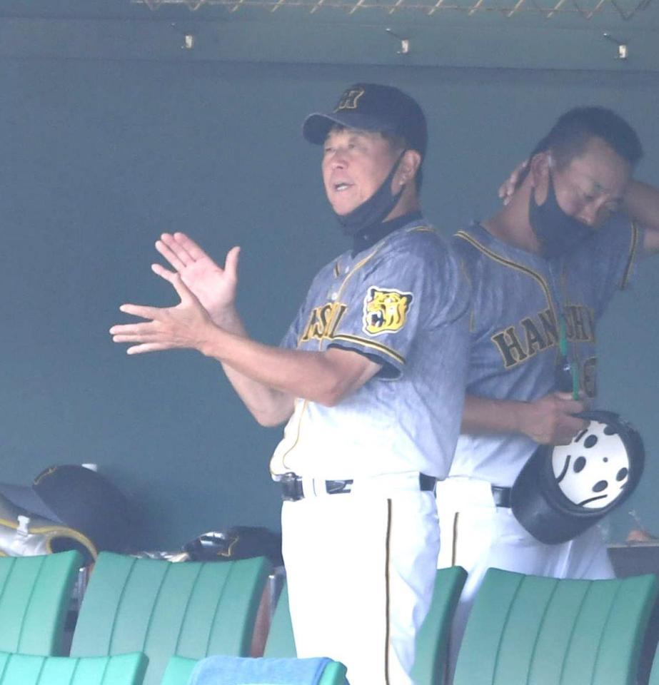 ４回、藤浪がピンチを無失点で切り抜け、手をたたく平田２軍監督（撮影・北村雅宏）