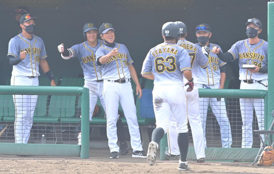 　９回、栄枝の適時打と広島のエラーで同点に追いつき、生還した小野寺、板山を出迎える平田２軍監督ら（撮影・高部洋祐）