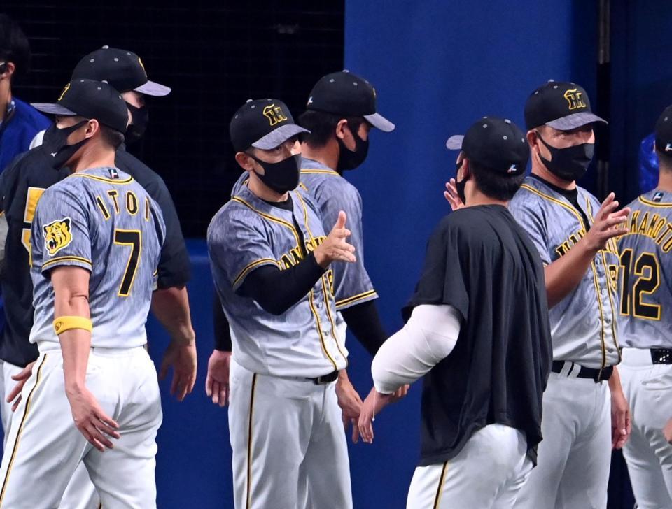 矢野監督は好投した伊藤将とタッチする（撮影・山口登）