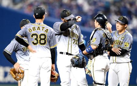 　９回、同点に追いつかれスアレスの元に集まる阪神ナイン