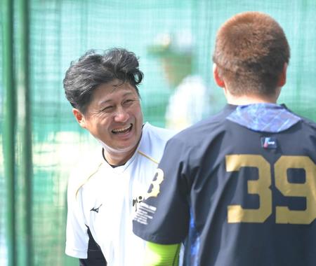 　試合前、オリックス・飯田（右）と談笑する俊介（撮影・高部洋祐）