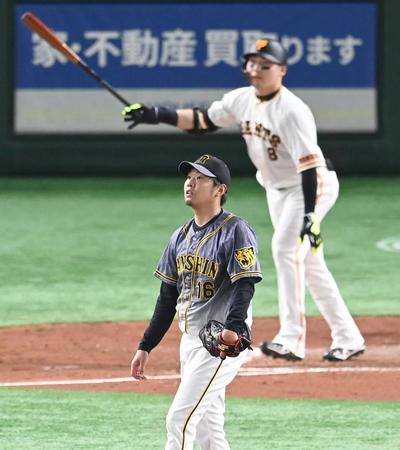 　３回、巨人・丸に勝ち越し２ランを浴び、ぼう然と打球を見つめる阪神・西勇＝東京ドーム（撮影・飯室逸平）
