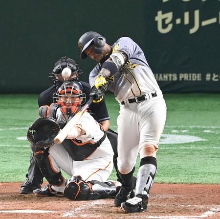 　５回１９号２ランを放つ阪神・マルテ＝東京ドーム（撮影・飯室逸平）