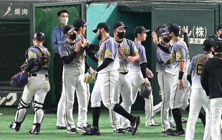 　ナインを迎える矢野監督（撮影・飯室逸平）