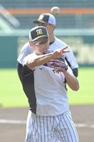 　試合前、ノックを受ける中田（撮影・高部洋祐）