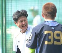 　試合前、オリックス・飯田（右）と談笑する俊介（撮影・高部洋祐）