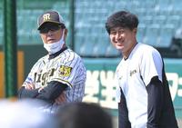 　試合前、談笑する平田２軍監督（左）と俊介（撮影・高部洋祐）
