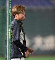 　ウォーミングアップのためグラウンドに姿を見せた阪神・西勇＝東京ドーム（撮影・田中太一）