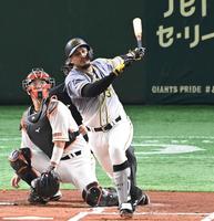 １回、先制タイムリーを放つ阪神・マルテ＝東京ドーム（撮影・飯室逸平）