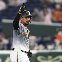 　１回、先制適時打を放った阪神・マルテは右手をあげる（撮影・田中太一）