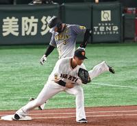 　１回、併殺打に倒れる阪神・大山＝東京ドーム（撮影・飯室逸平）