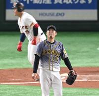 ３回、巨人・岡本に同点３ランを浴びる阪神・西勇＝東京ドーム（撮影・飯室逸平）