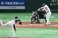 　６回、巨人・坂本を空振り三振に斬る阪神・及川＝東京ドーム（撮影・飯室逸平）