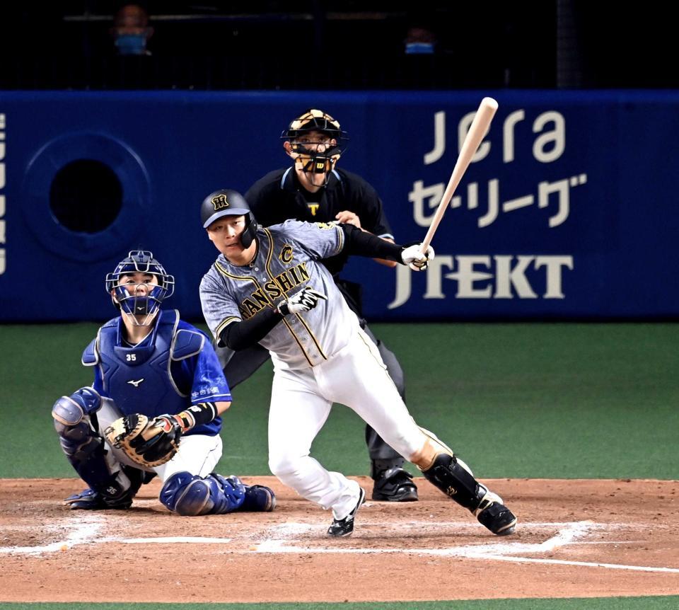 　８回、大山は中前に勝ち越し適時打を放つ（捕手・木下）＝撮影・山口登