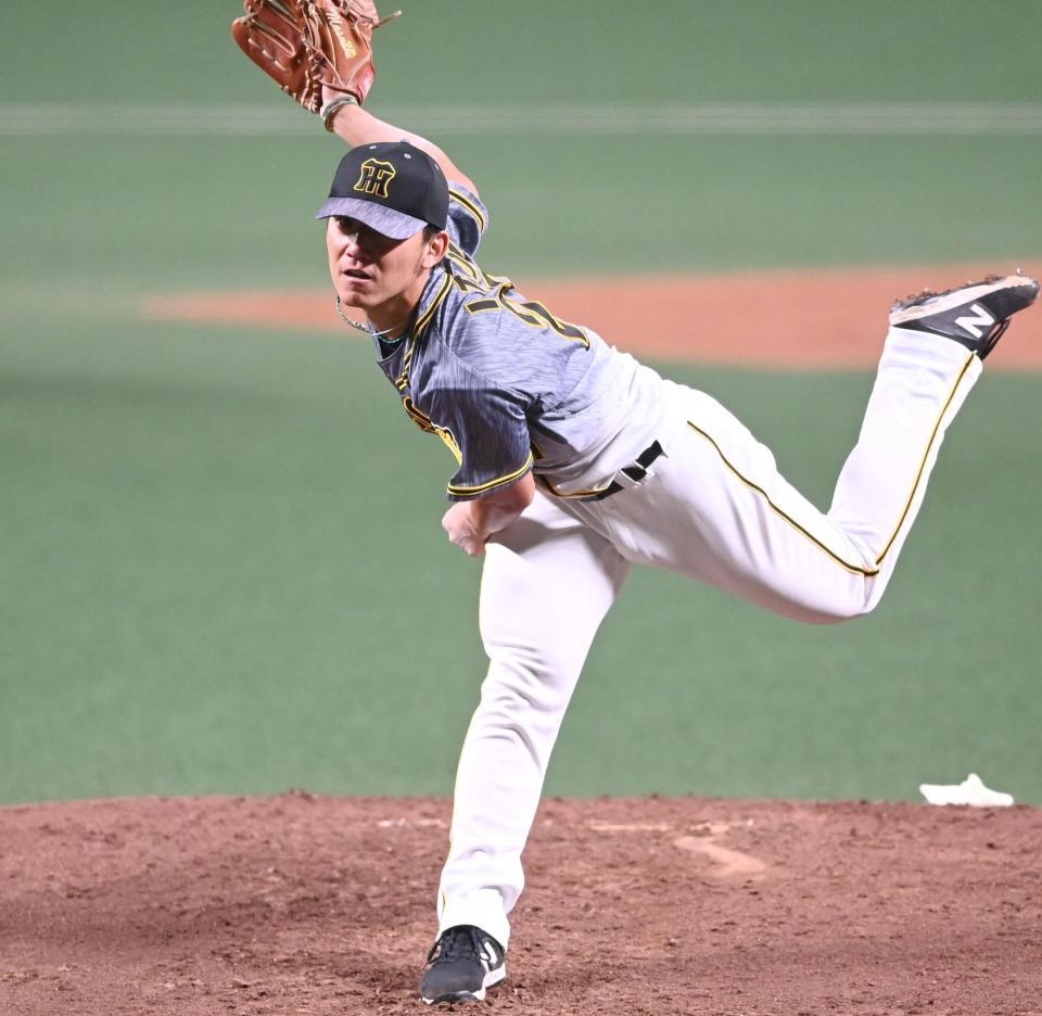 　力投する先発の伊藤将（撮影・飯室逸平）