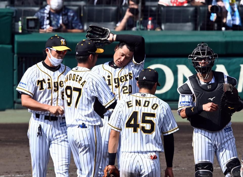 　４回、降板する中田（中央）＝撮影・山口登