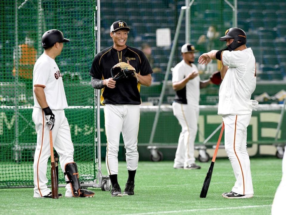 巨人・中島（左）、中田（右）と談笑する阪神・糸井（中）＝東京ドーム（撮影・佐藤厚）