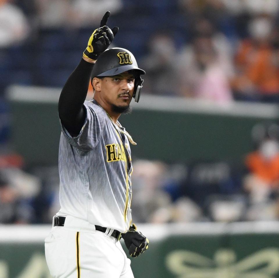 　１回、先制適時打を放った阪神・マルテは右手をあげる（撮影・田中太一）