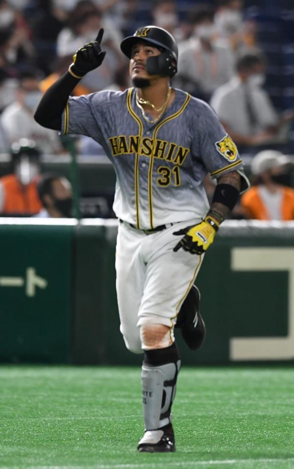 　５回、阪神・マルテは左越えに１９号２ランを放つ＝東京ドーム（撮影・佐藤厚）