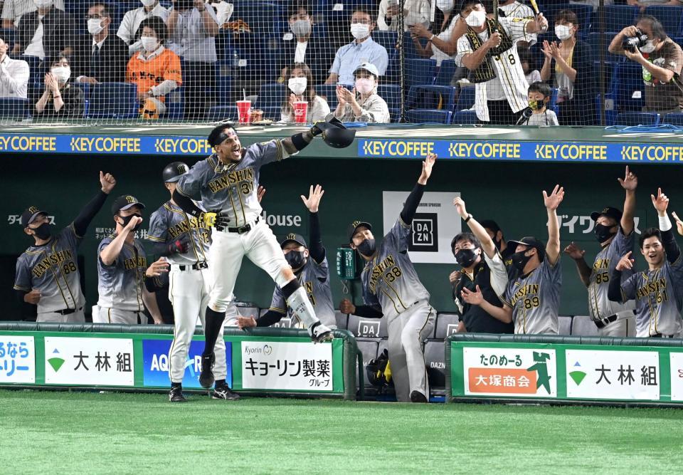 ５回、追撃の１９号２ランを放ち、ナインと共にラパンパラを決める阪神・マルテ＝東京ドーム（撮影・飯室逸平）