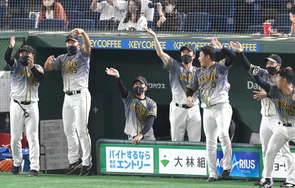 　９回、同点二塁打を放ったサンズに三塁進塁をうながす矢野監督ら阪神ナイン＝東京ドーム（撮影・飯室逸平）