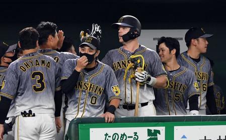 　９回、サンズは中越えに同点適時２塁打を放ち、阪神ナインに迎えられる（撮影・佐藤厚）