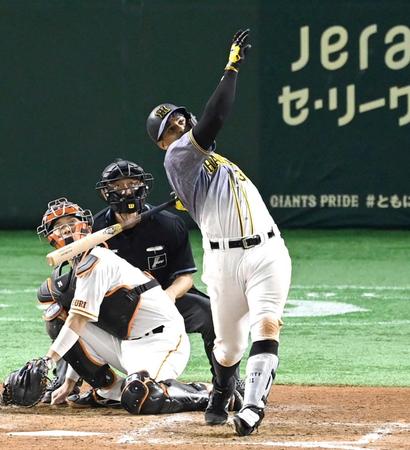 　５回、１９号２ランを放つマルテ（撮影・飯室逸平）