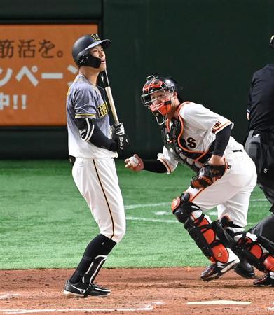 　９回、見逃し三振に倒れる佐藤輝（撮影・飯室逸平）