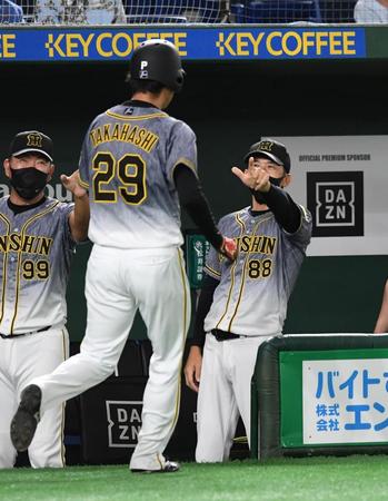 　８回、中野の適時二塁打で生還した高橋（左）を笑顔で迎える矢野監督（撮影・佐藤厚）