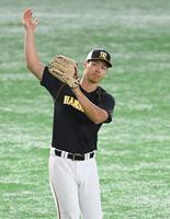 　守備練習の合間にも打撃フォームを確認する佐藤輝（撮影・飯室逸平）