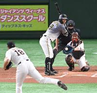 　２回、菅野から四球を選ぶ佐藤輝（撮影・飯室逸平）