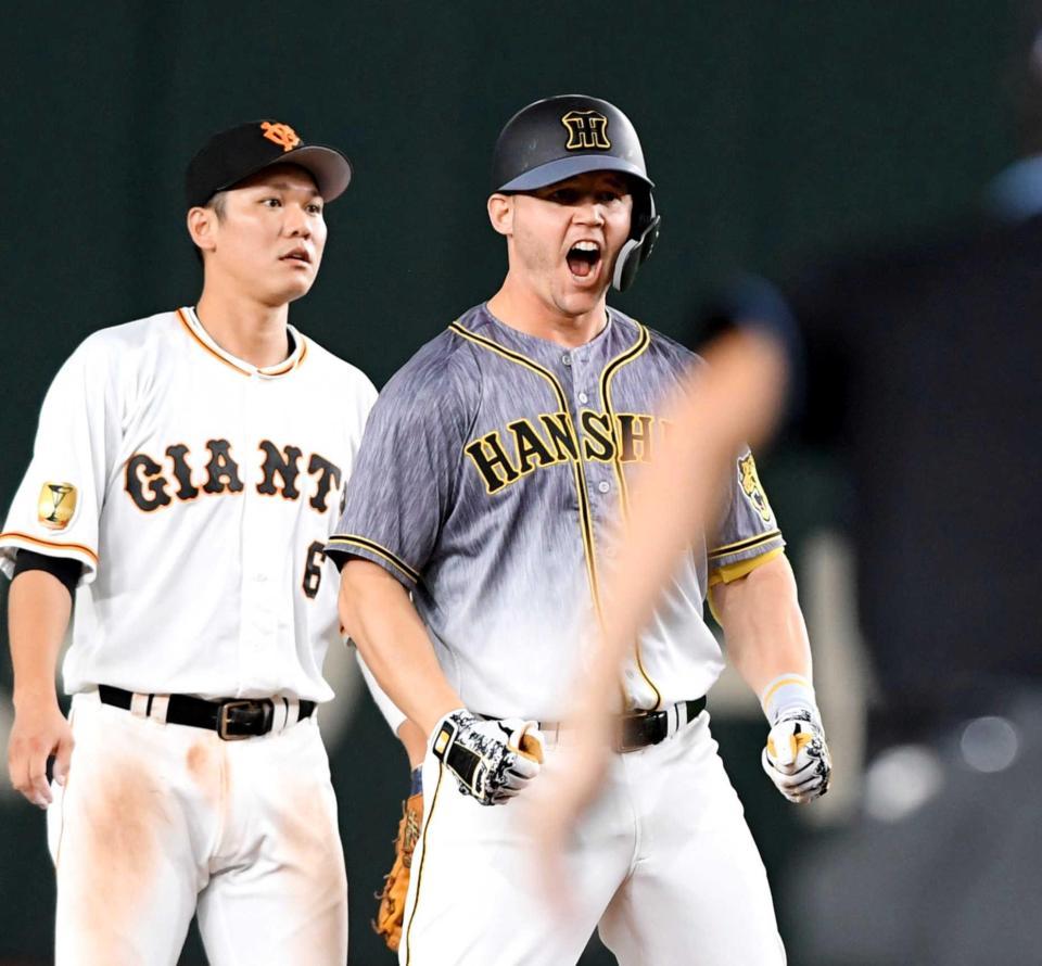 　９回、同点打を放ち声を張り上げるサンズ。左は坂本（撮影・田中太一）