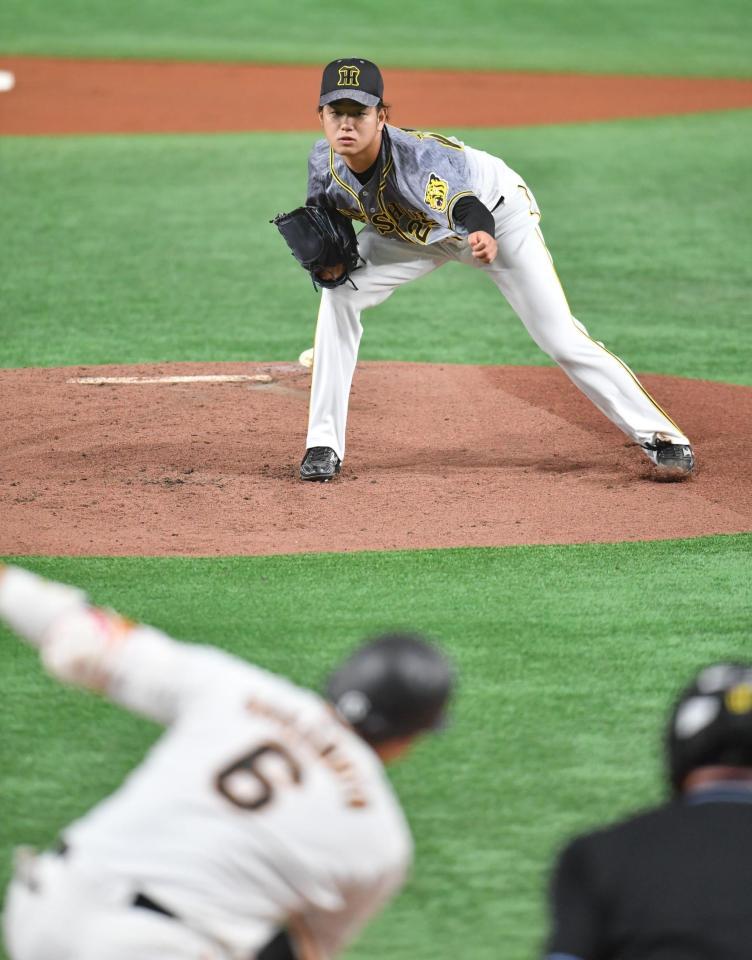 　１回、坂本を空振り三振に打ち取る高橋（撮影・西岡正）