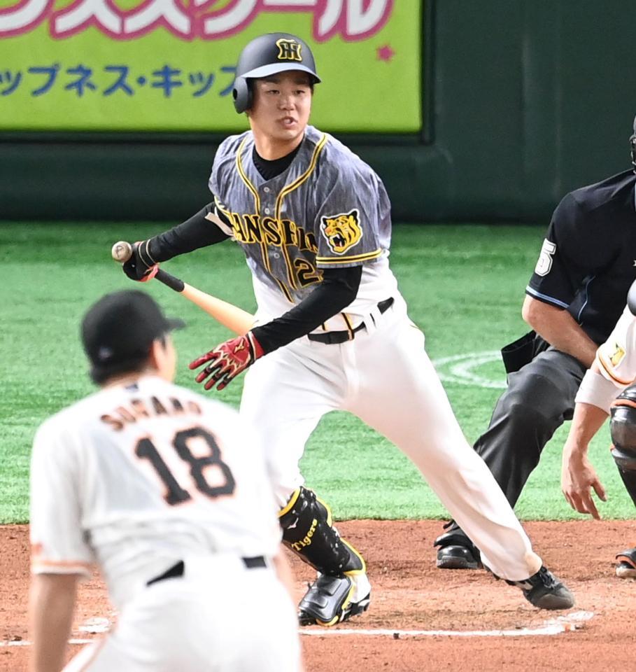 　８回、左前打を放つ高橋（撮影・飯室逸平）